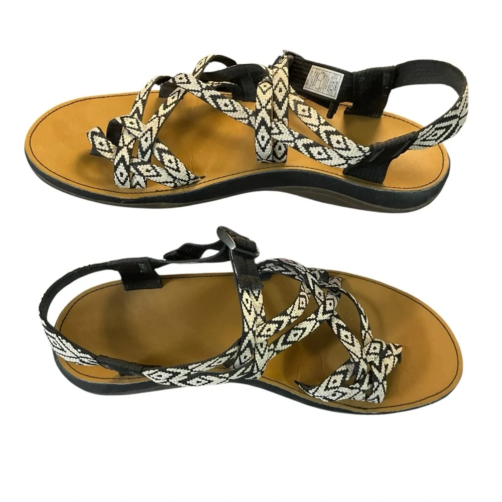 Chaco Diana Beveled white‎ and black double strap sandals with buckle. Size 8